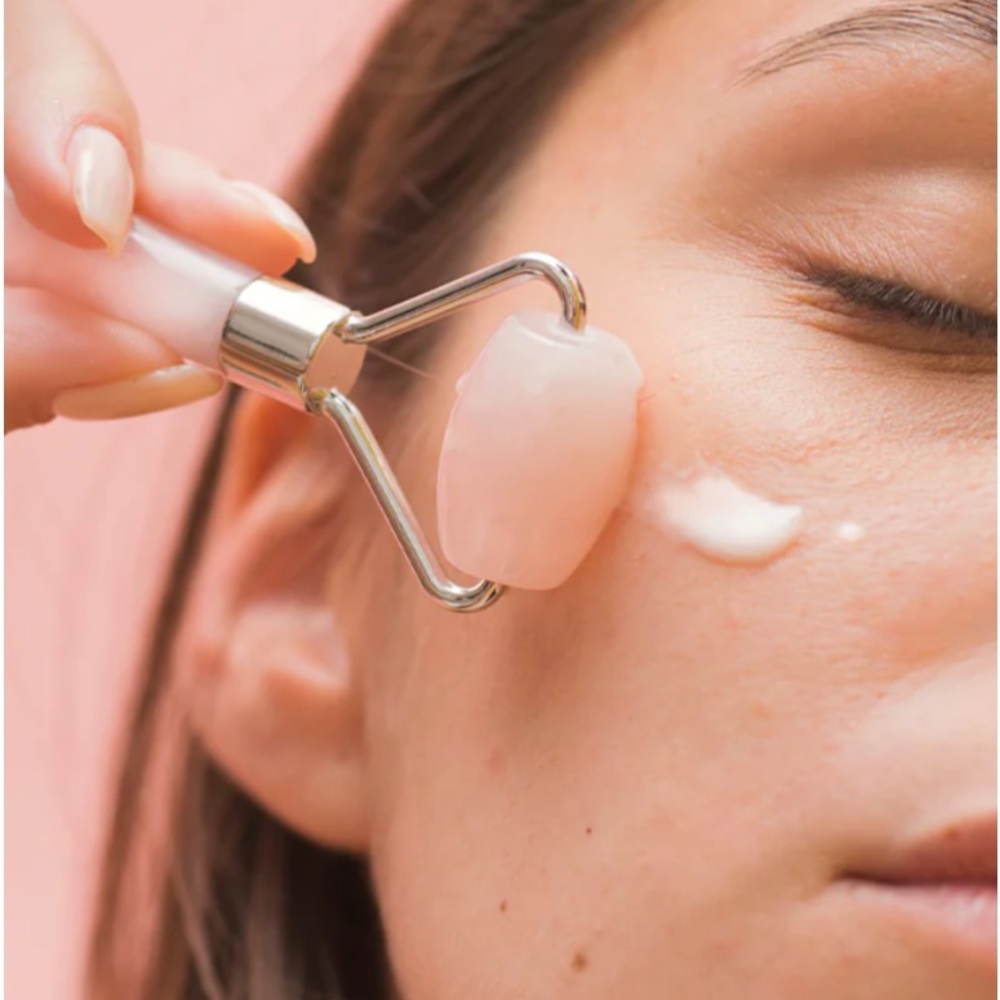 ISAAC MIZRAHI ROSE QUARTZ MINI FACIAL ROLLER
